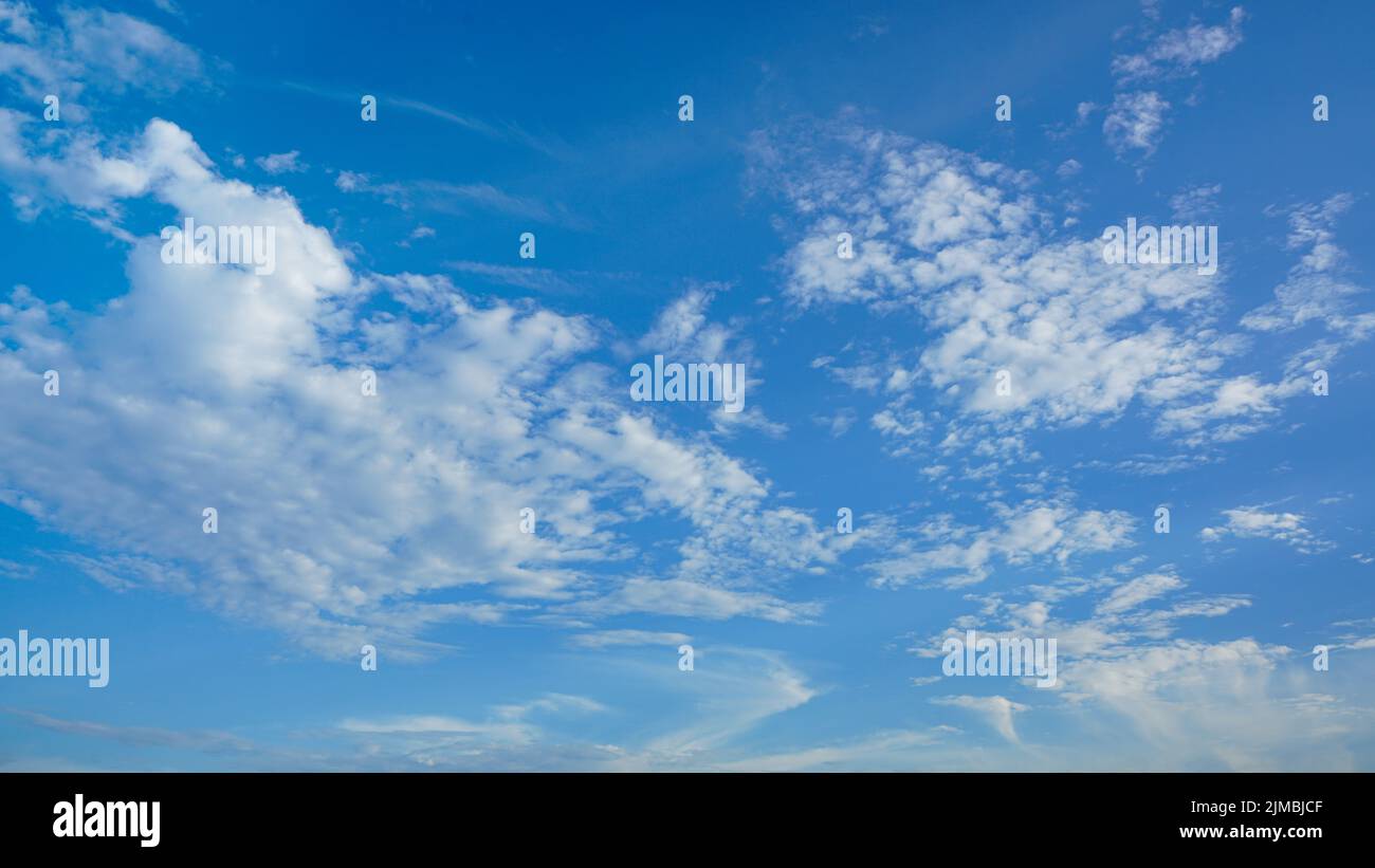Nuvole puffy e cielo blu adatti per l'uso di fondo o sostituzione del cielo Foto Stock