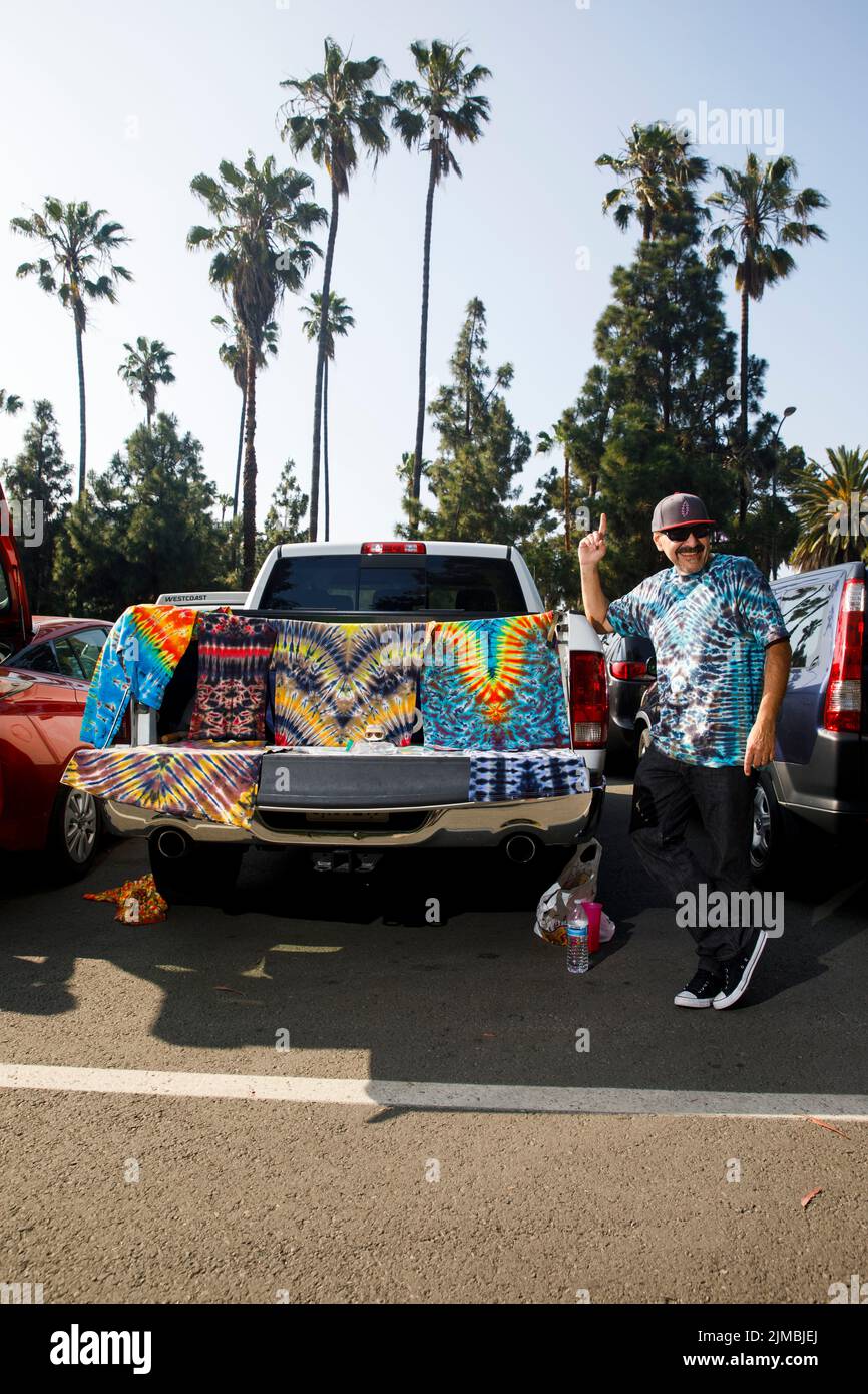 Los Angeles, CA, Stati Uniti. 3rd giugno 2019. Ronnie Martinez di Moreno Valley vende magliette tie die e opere d'arte ispirate a Grateful Dead del suo camion da prelievo in un parcheggio fuori dall'Hollywood Bowl Before the Dead & Company Concert di lunedì 3 giugno 2019 a Los Angeles, California. Concerti Grateful Dead negli ultimi anni, una giovane generazione di fan hipper ha iniziato a vendere tee grafiche fatte in casa, accessori e altri ''lot art'' che mescolano l'iconografia della band con la moda streetwear e la cultura D.I.Y. (Credit Image: © Patrick Fallon/ZUMA Press Wire) Foto Stock