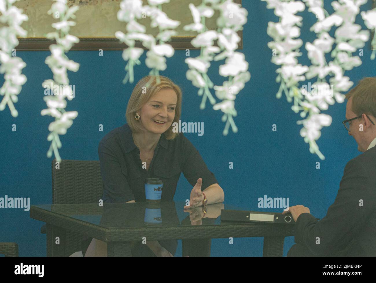 RT Hon Elizabeth Truss , che si batte per diventare il leader del Partito conservatore e il prossimo primo Ministro . Una vista rara, lei sorride. Foto Stock