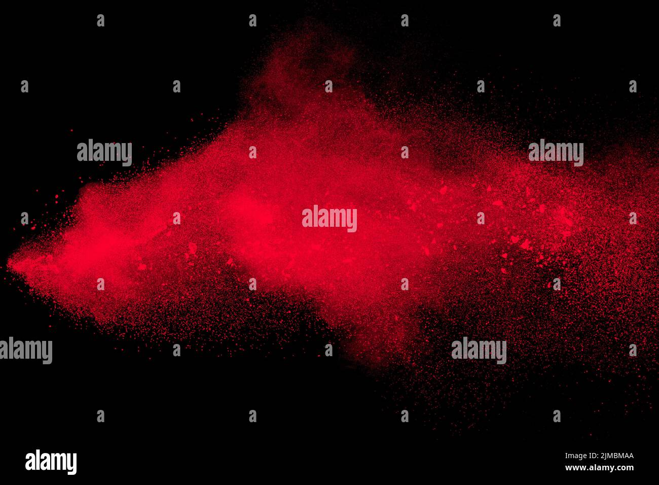 Colore rosso esplosione di polvere su sfondo nero.bloccare il movimento di rosso le particelle di polvere schizzi. Foto Stock