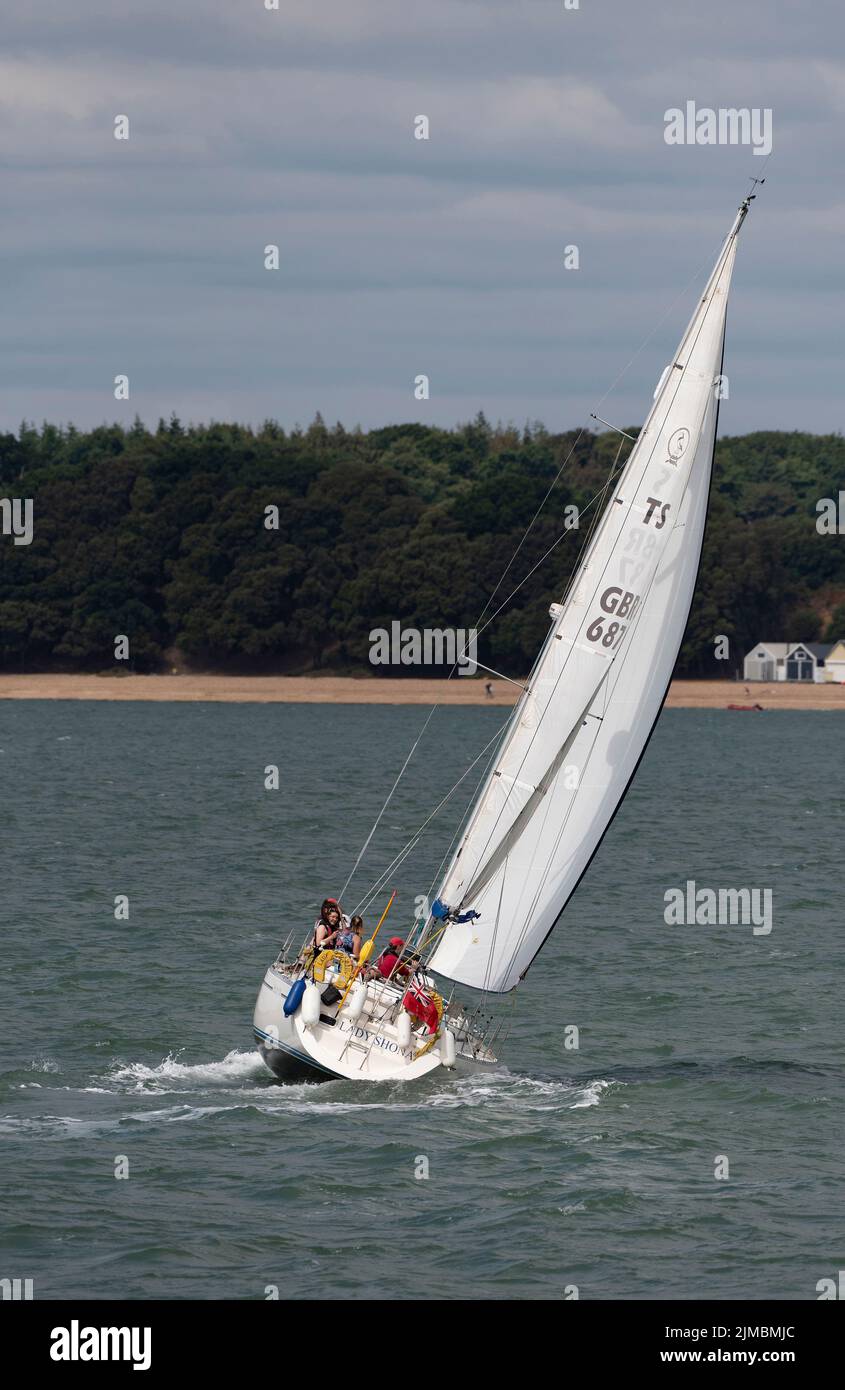 Southampton Water, Inghilterra meridionale, Regno Unito. 2022. Lady Shona a Moody 35 con equipaggio femminile fuori Calshot su Southampton Water racing durante la settimana di Cowes regat Foto Stock
