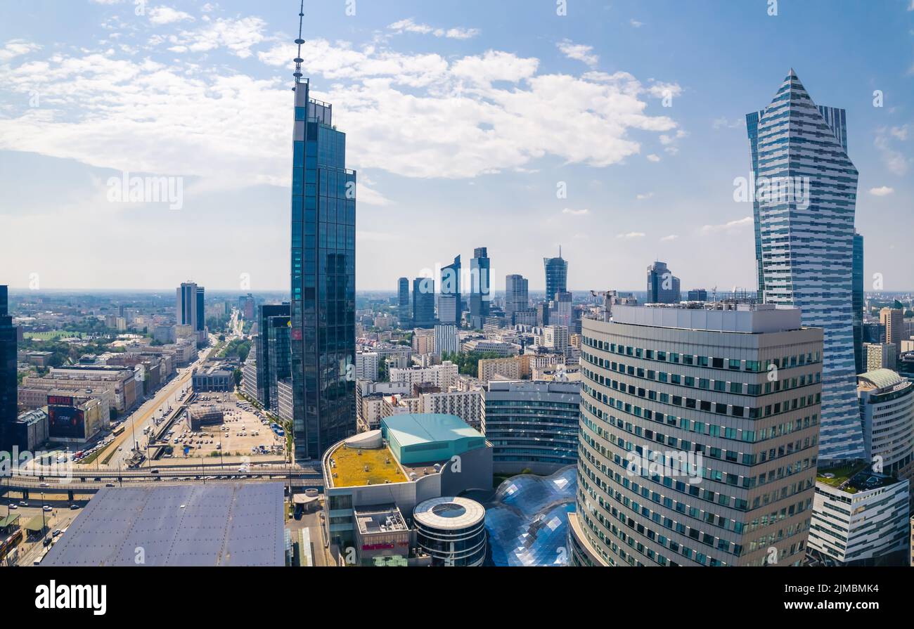 7.22.2022 Varsavia, Polonia. Vardo Tower e Zlota 44 si trova vicino alla famosa rappresentazione dell'architettura in fiore - centro commerciale Zlote Tarasy. Cielo quasi limpido. Colpo di drone. Foto di alta qualità Foto Stock