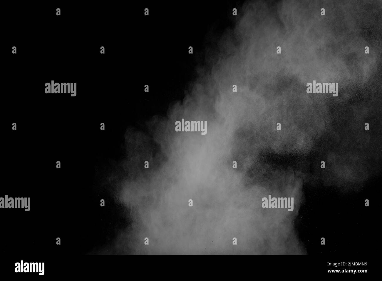 Congelare il movimento di bianco le particelle di polvere su sfondo nero. Polvere bianca esplosione. Foto Stock