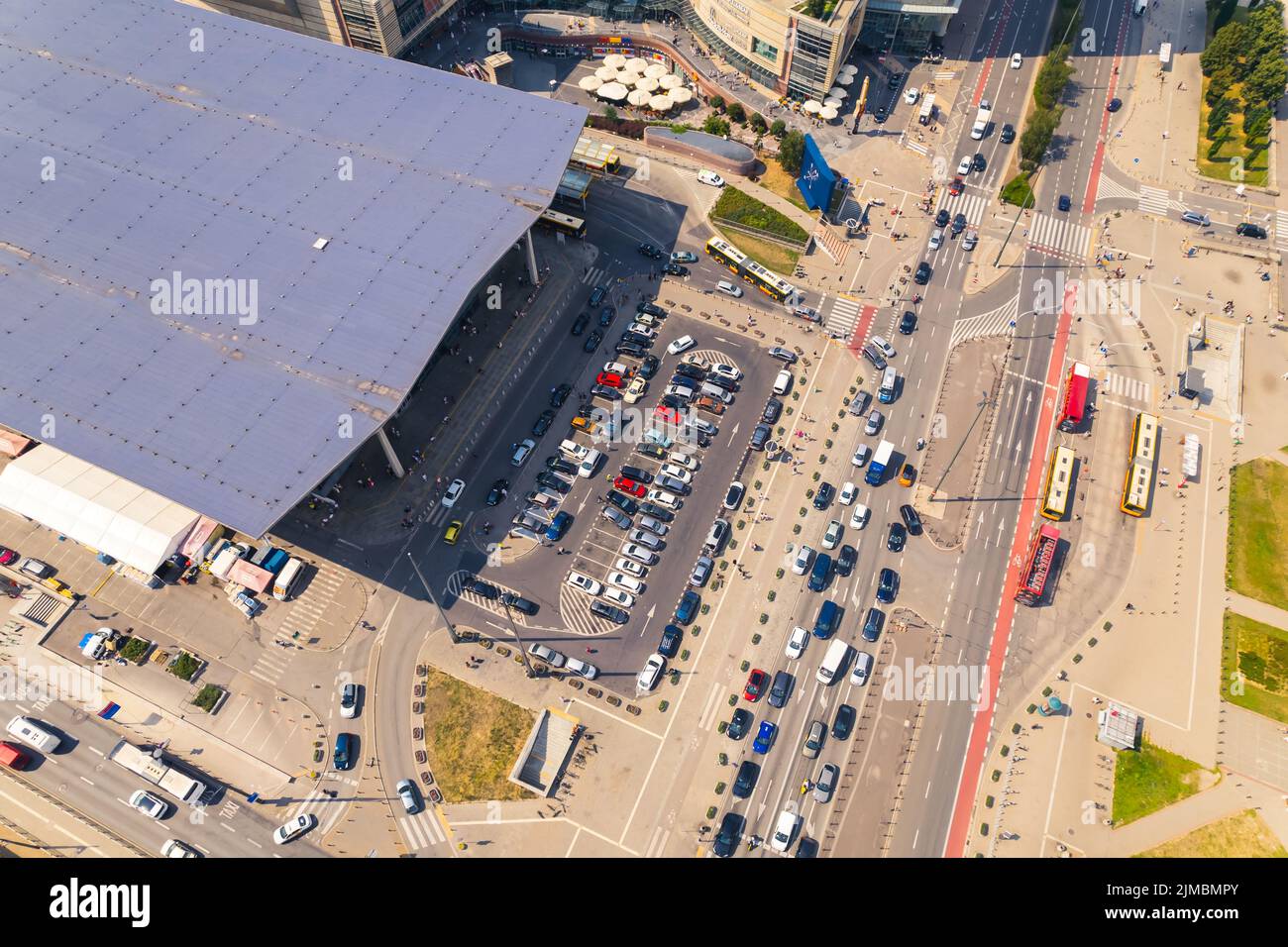 7.22.2022 Varsavia, Polonia. Stazione ferroviaria centrale vista dalla prospettiva degli uccelli. Traffico in città. Concetto di trasporto. Foto di alta qualità Foto Stock