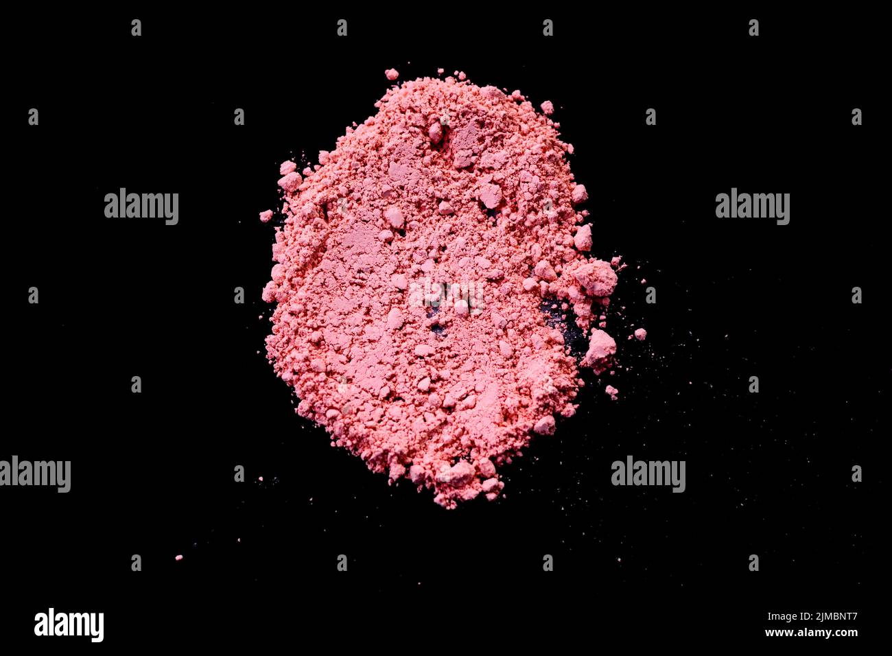 Colore rosa sfondo della polvere di gesso. Colore rosa di particelle di polvere opener su sfondo nero. Foto Stock