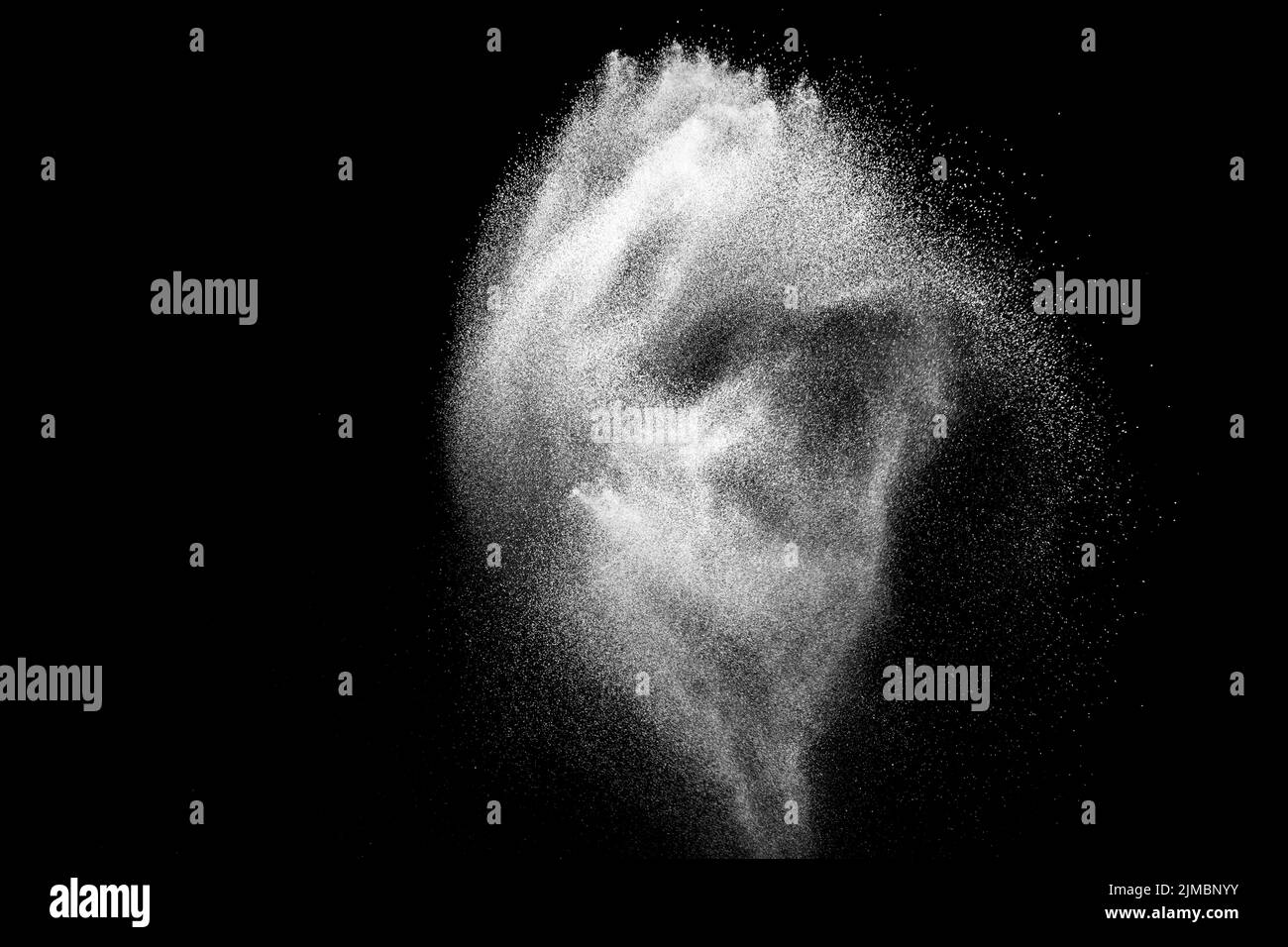 Bizzarre forme di polvere bianca nuvola di esplosione contro uno sfondo nero su bianco.Le particelle di polvere splash. Foto Stock