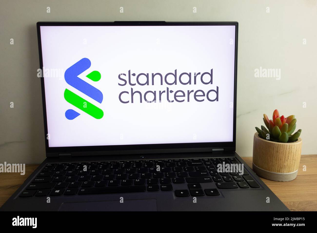 KONSKIE, POLONIA - 04 agosto 2022: Logo standard Chartered plc multinazionale britannica di servizi bancari e finanziari visualizzato su computer portatile Foto Stock