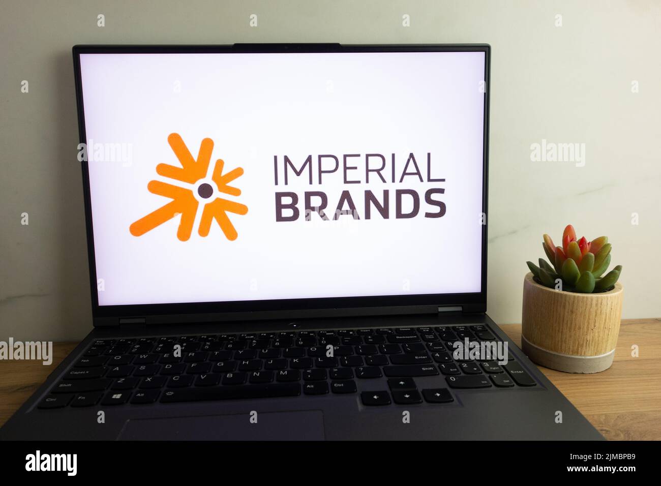 KONSKIE, POLONIA - 04 agosto 2022: Imperial Brands plc, ex Imperial Tobacco Group, il logo della multinazionale britannica del tabacco esposto sul lapto Foto Stock