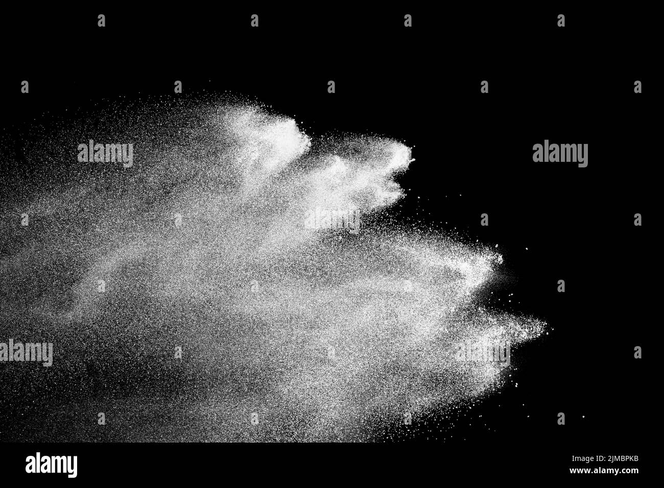 Esplosione di polvere di talco bianco su sfondo nero. Spruzzi di polvere bianca. Foto Stock