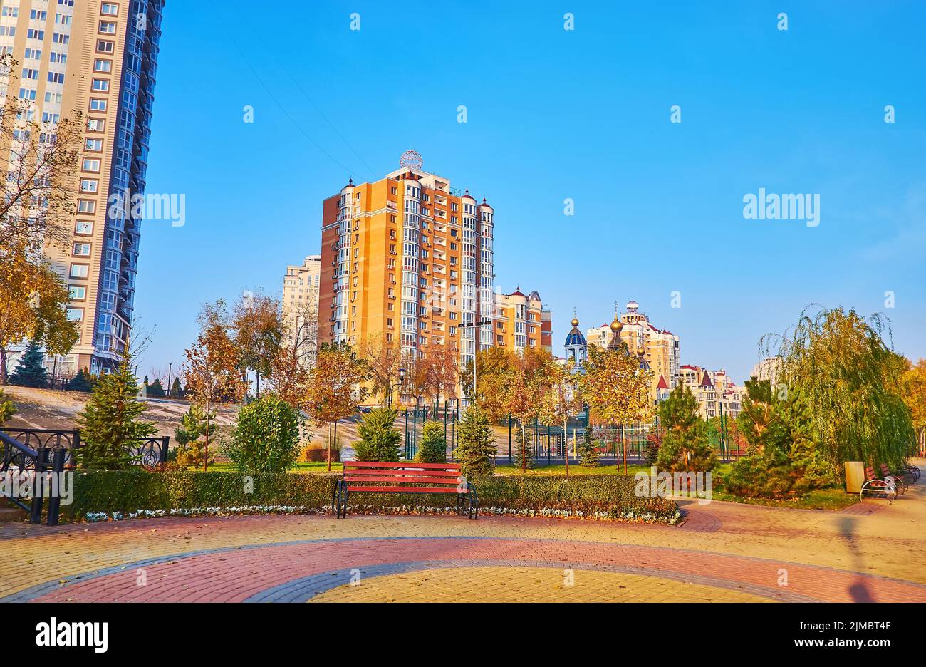 Il panoramico Parco Natalka con moderni edifici residenziali del distretto di Obolon, Kiev, Ucraina Foto Stock