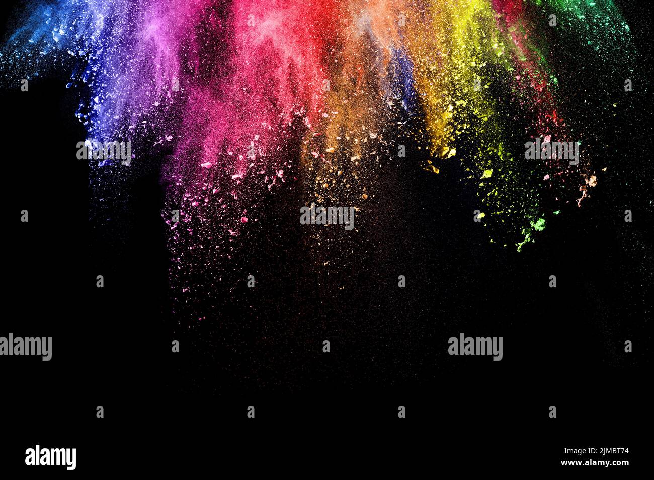 Esplosione astratta di polvere multicolore su sfondo nero. Congelare il movimento delle particelle di polvere colorate Foto Stock