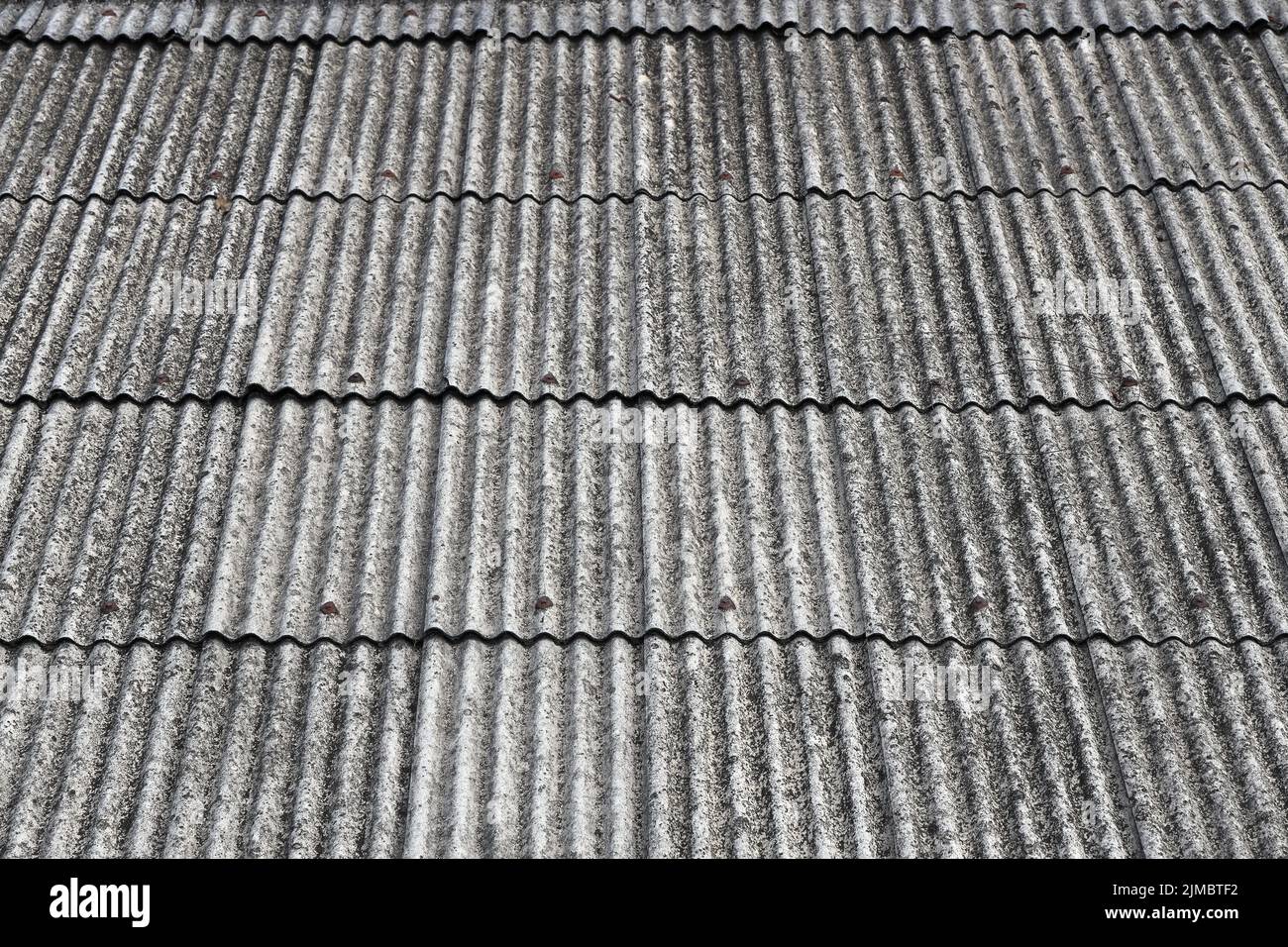 Eternit old roof asbestos roofing immagini e fotografie stock ad alta  risoluzione - Alamy