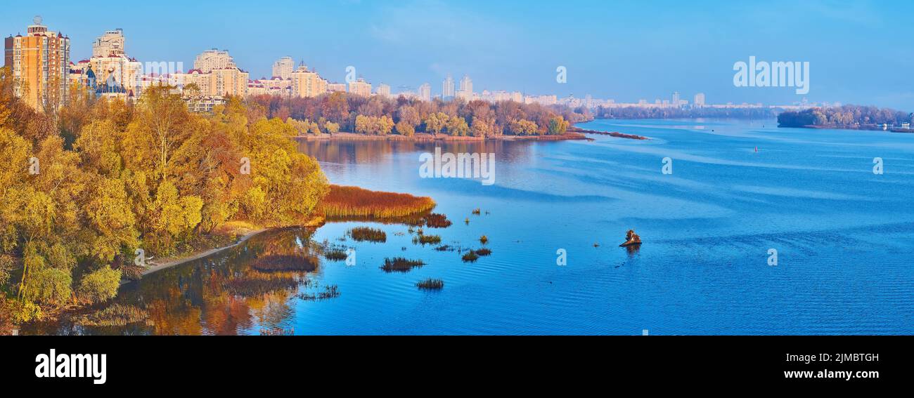Panorama di Obolon argine del fiume Dnieper con lussureggiante giallo autunno verde di Natalka Park, moderno residenziale alto-sorge, nebbia superficie del fiume, K. Foto Stock