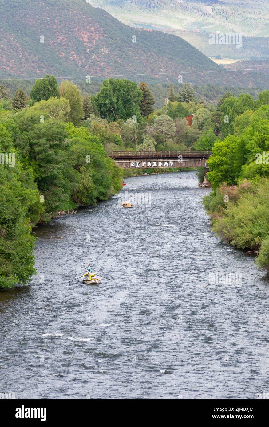 Barche non motorizzate sul fiume Roaring Fork a Carbondale, Colorado, Stati Uniti. Foto Stock