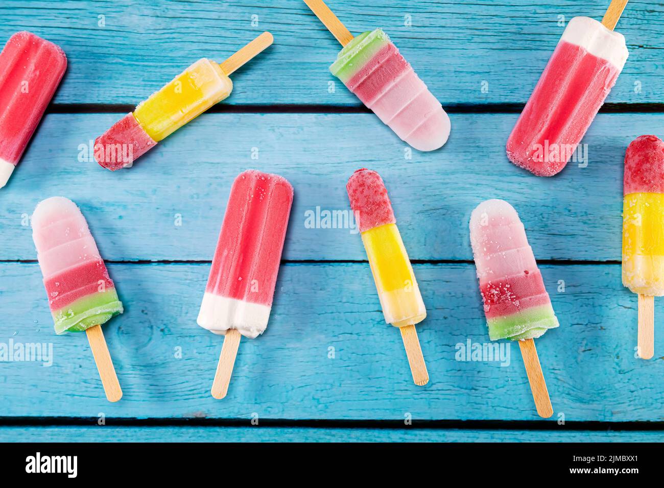 Bastone gelato posto su un legno vintage blu Foto Stock