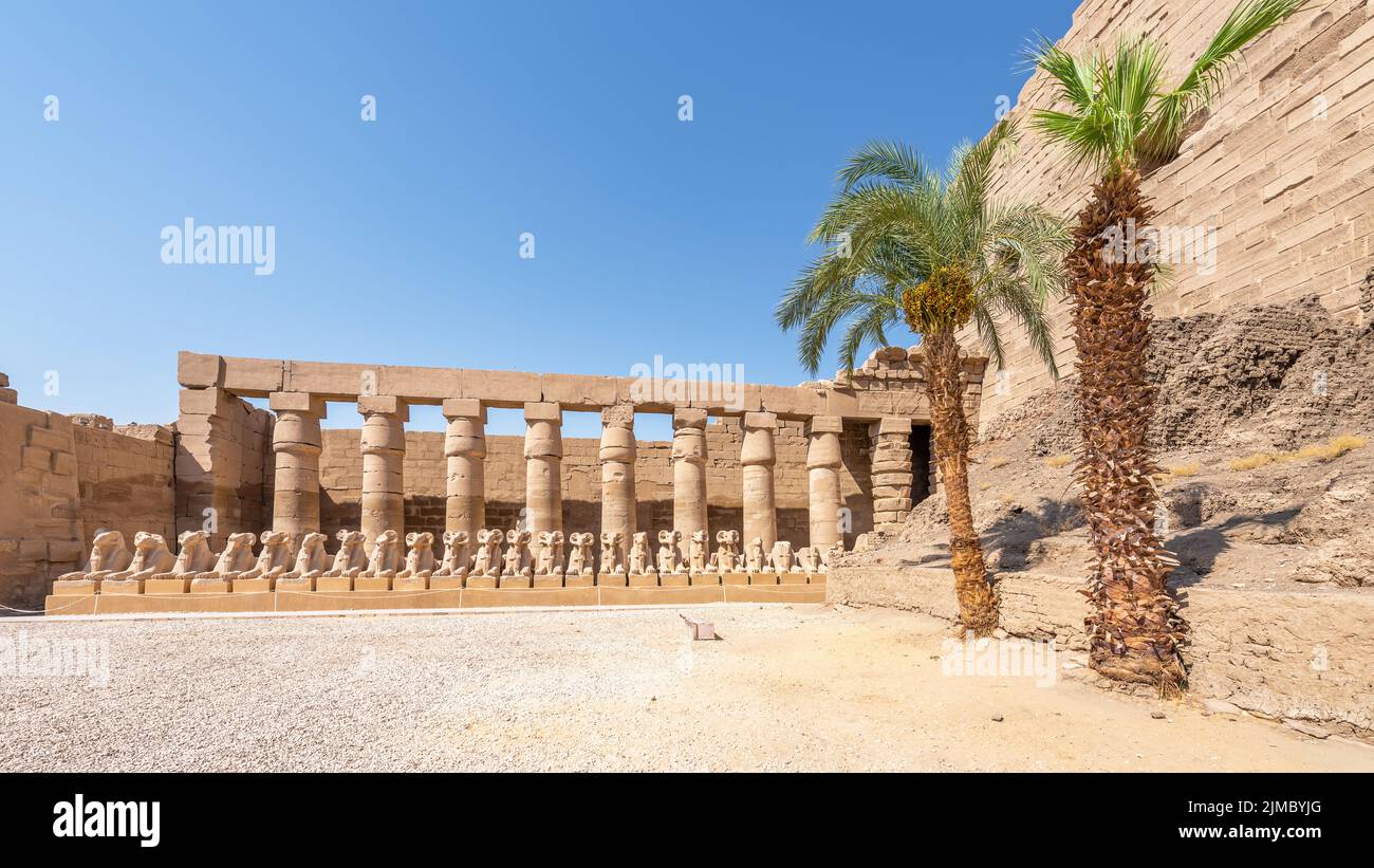 Luxor, Egitto; 3 agosto 2022 - una fila di sfingi a testa di ariete, Tempio di Karnak, Luxor, Egitto. Foto Stock