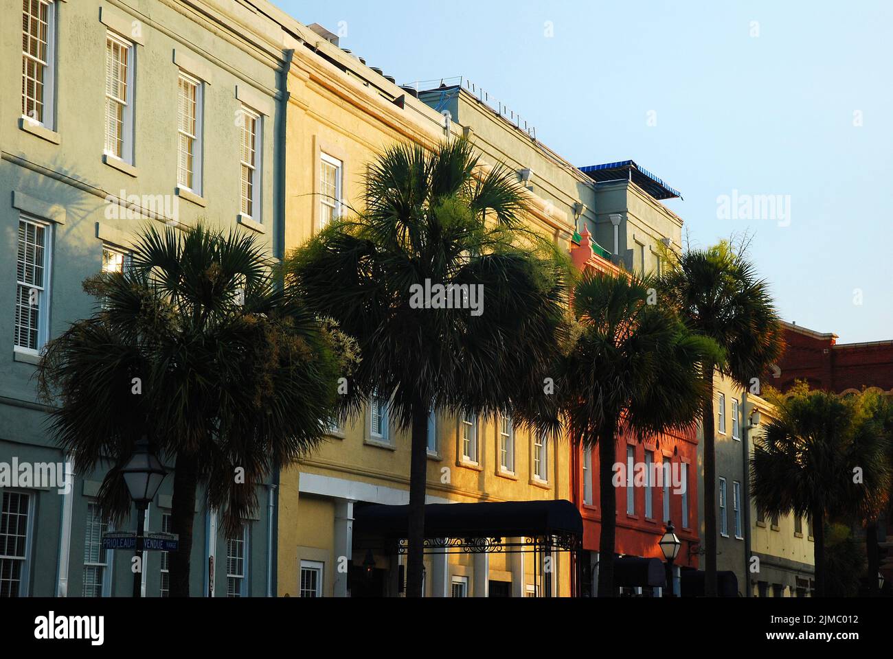 Le case a schiera colorate costituiscono la bella Painted Row lungo Broad Street a Charleston, South Carolina Foto Stock
