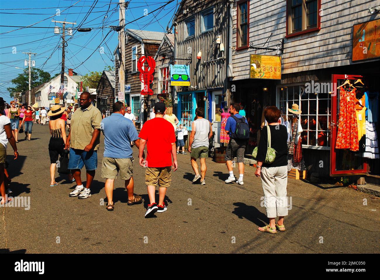 Una folla di negozi estivi nelle piccole boutique e graziosi negozi di artigianato lungo Bearskin Neck a Rockport, Massachusetts Foto Stock