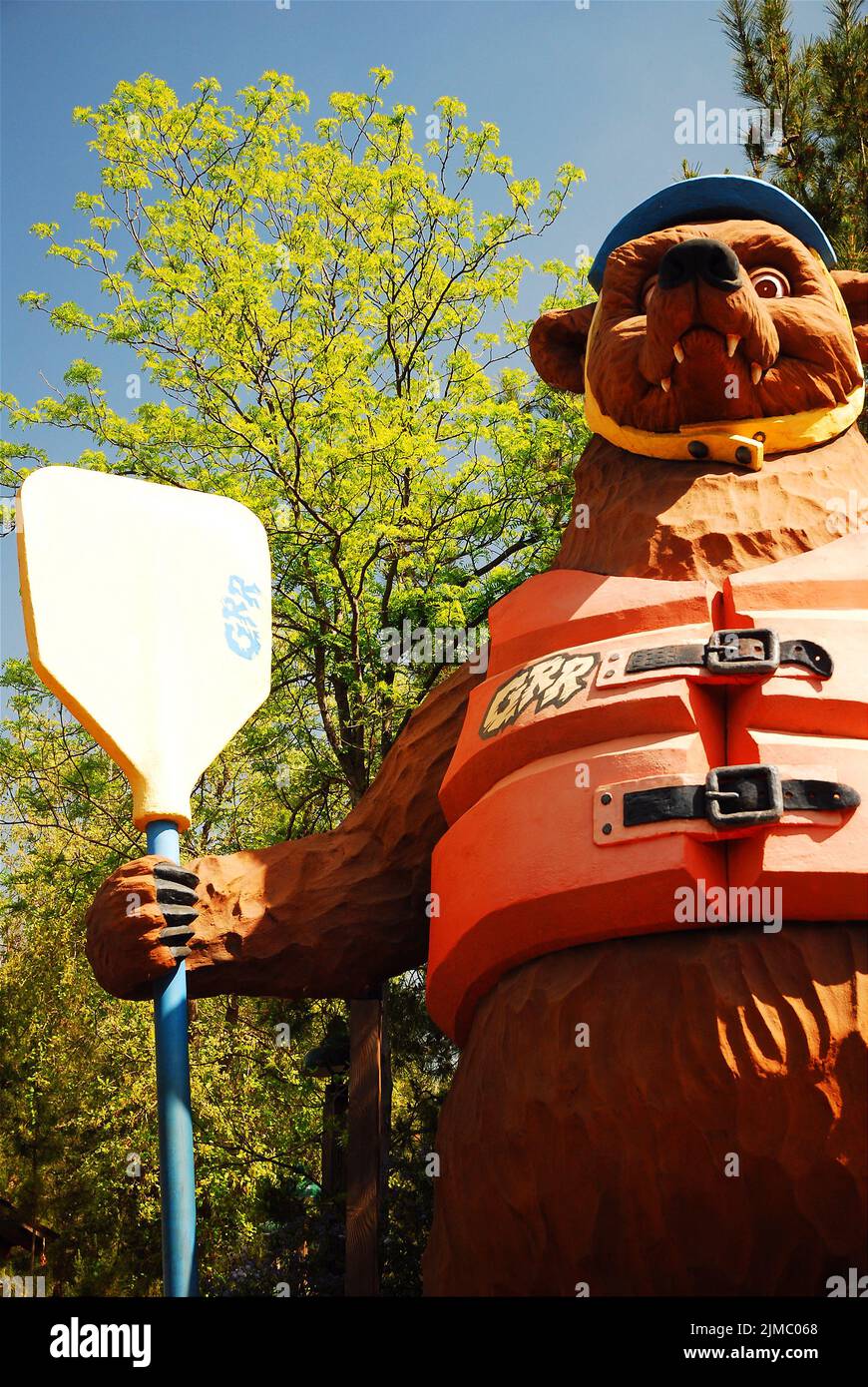 Un orso grizzly del faux, dotato di un giubbotto salvagente e di una pagaia, accoglie gli ospiti all'ingresso del Grizzly River Rin a Disneyland California Adventure Foto Stock