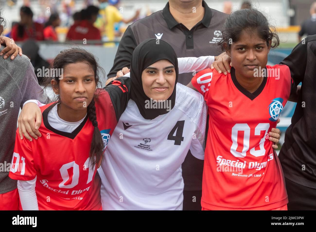 Detroit, Michigan - le squadre femminili degli Emirati Arabi Uniti e dello Sri Lanka posano per una foto dopo la loro partita nelle Olimpiadi speciali Unified C. Foto Stock