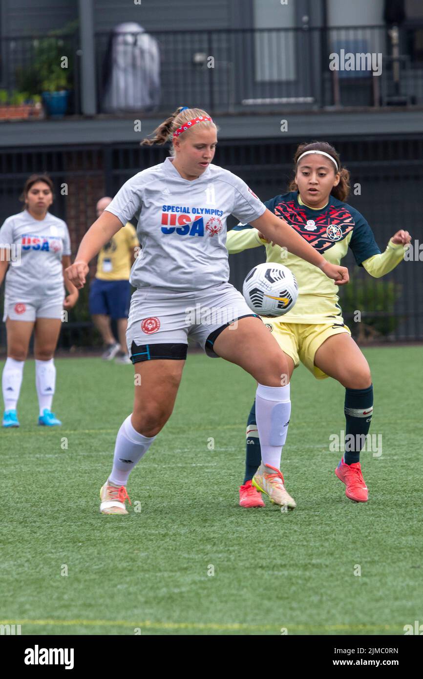 Detroit, Michigan - le squadre femminili degli Stati Uniti e del Messico si incontrano nel torneo di calcio Special Olympics Unified Cup (calcio). L'Unifi Foto Stock