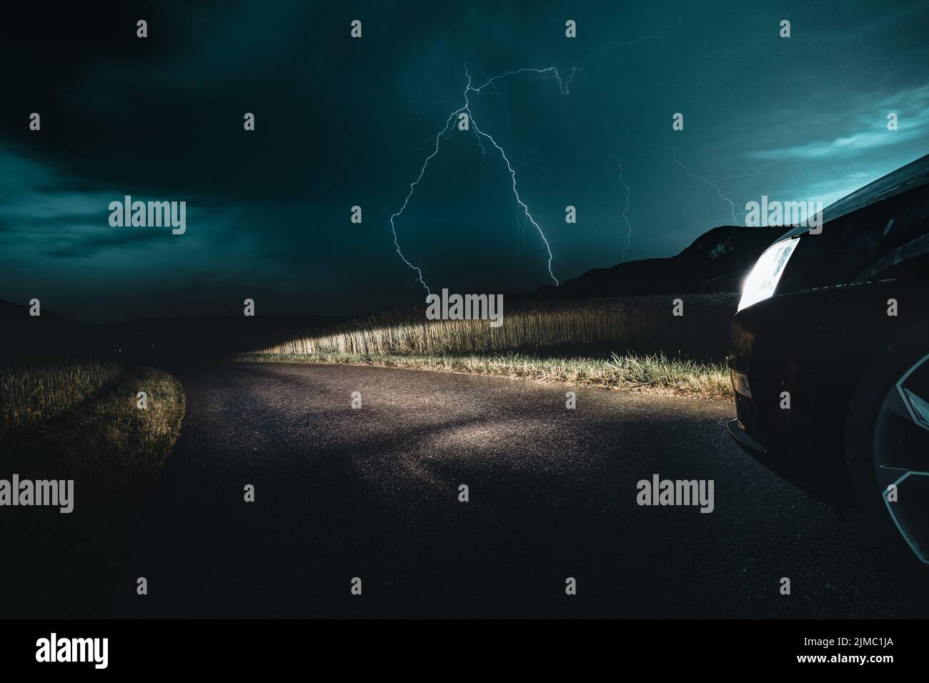 Incredibile foto di tempesta del tempo con Big Bright Lightning Bolt Strike proveniente da Dark Moody Sky Foto Stock