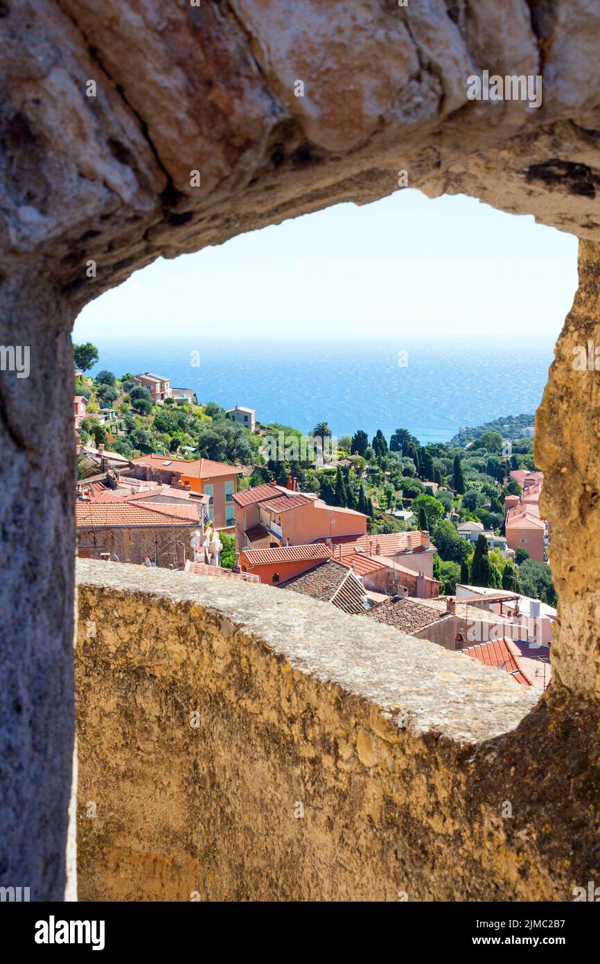 Vista sul mare e sulla Costa Azzurra dalla fortezza dell'antico castello di Roquebrune-Cap-Martin, Francia sulla costa mediterranea vicino a Monaco. T Foto Stock