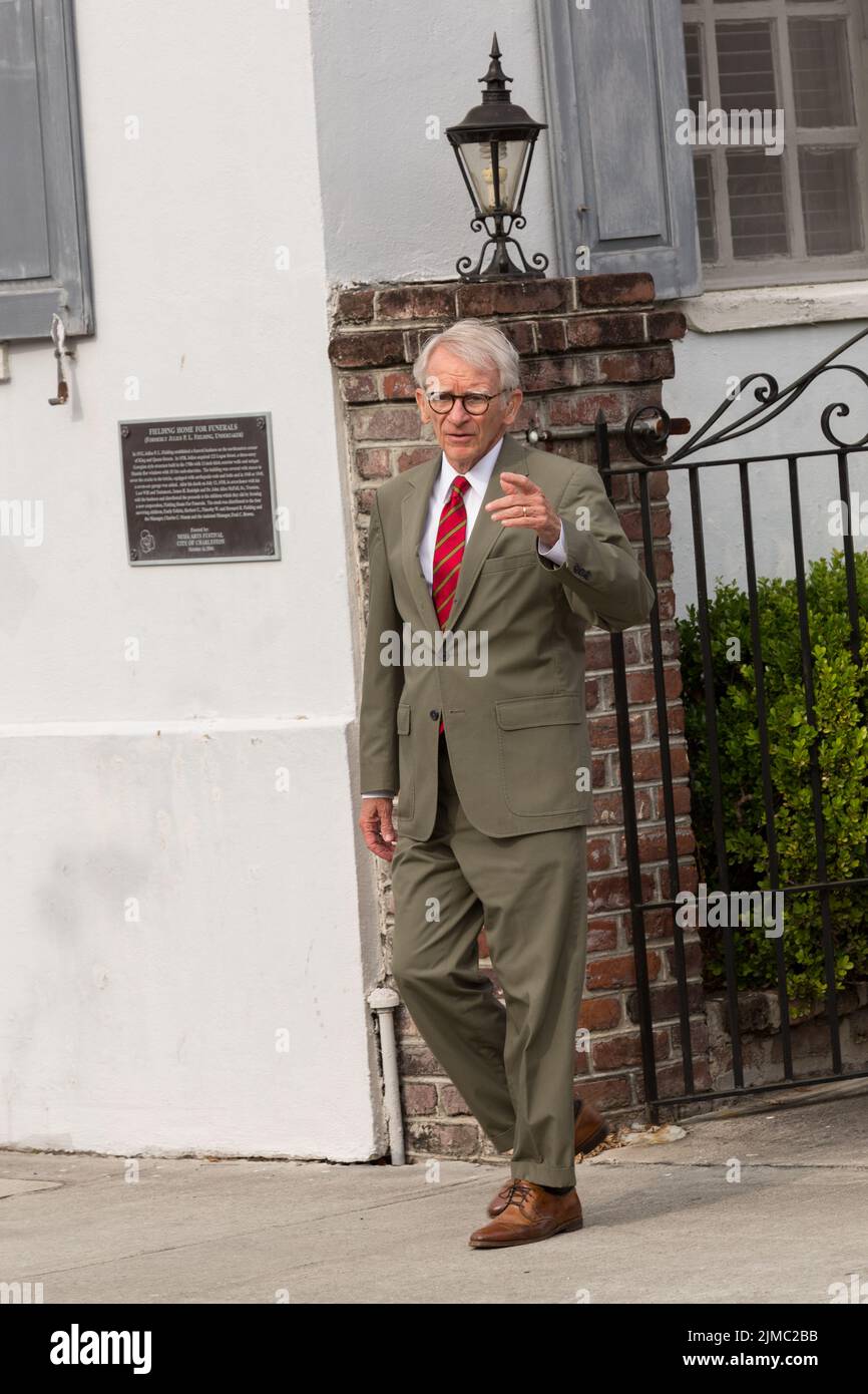 Il sindaco di Charleston Joe Riley si diparte la Fieldings funerali a casa dopo aver pagato rispetti a Walter Scott Aprile 10, 2015 in Charleston, Carolina del Sud. Il sindaco ha espresso la sua spiacenti per la famiglia Scott dopo che egli è stato ucciso più volte nel retro dalla polizia nella vicina città di North Charleston. Foto Stock