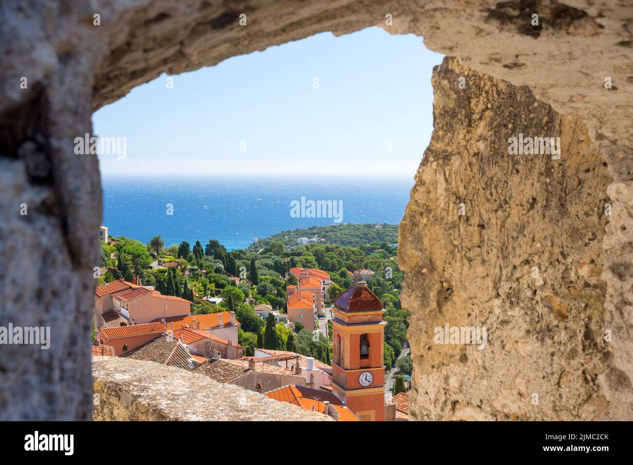 Vista della chiesa dalla finestra della fortezza dell'antico castello di Roquebrune-Cap-Martin, Francia sulla costa mediterranea vicino a Monaco. Jour Foto Stock