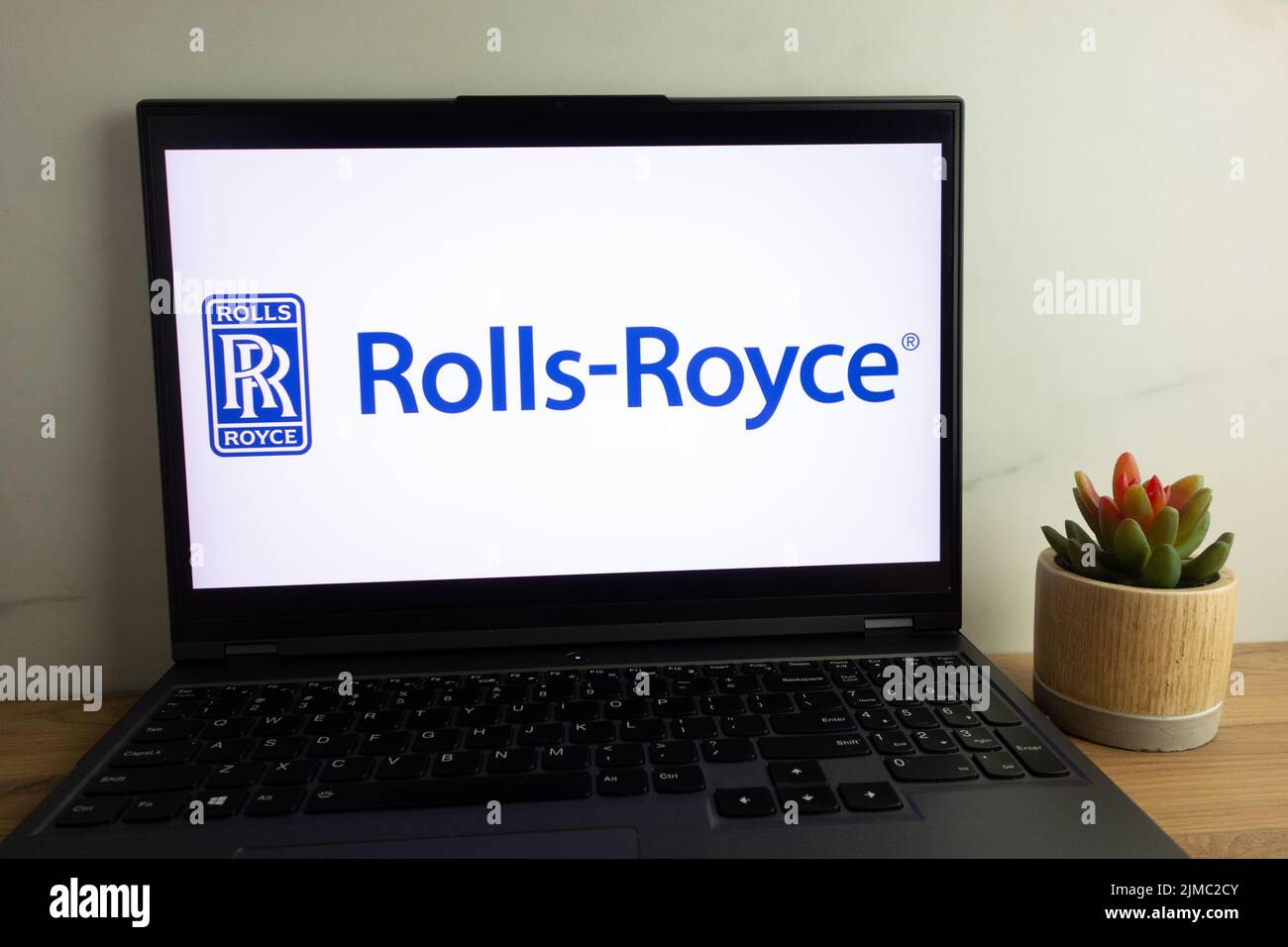 KONSKIE, POLONIA - 04 agosto 2022: Rolls-Royce Motor Cars Limited British Luxury Car maker logo visualizzato sullo schermo del computer portatile Foto Stock