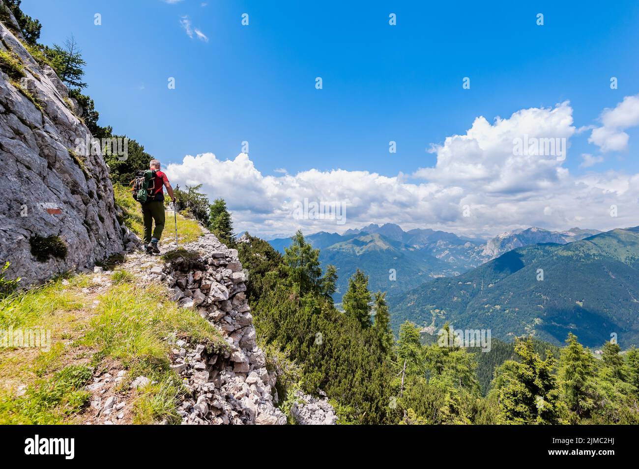 Escursionista passeggiate su un sentiero di montagna con una splendida vista da ammirare. Foto Stock