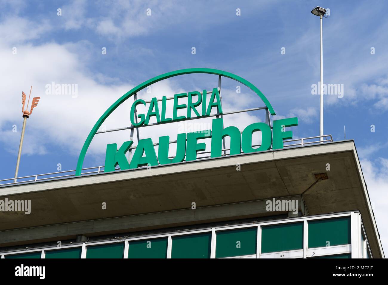 Colonia, Germania, 04 agosto 2022: Insegna pubblicitaria Galeria Kaufhof sul tetto del centro commerciale di colonia Foto Stock