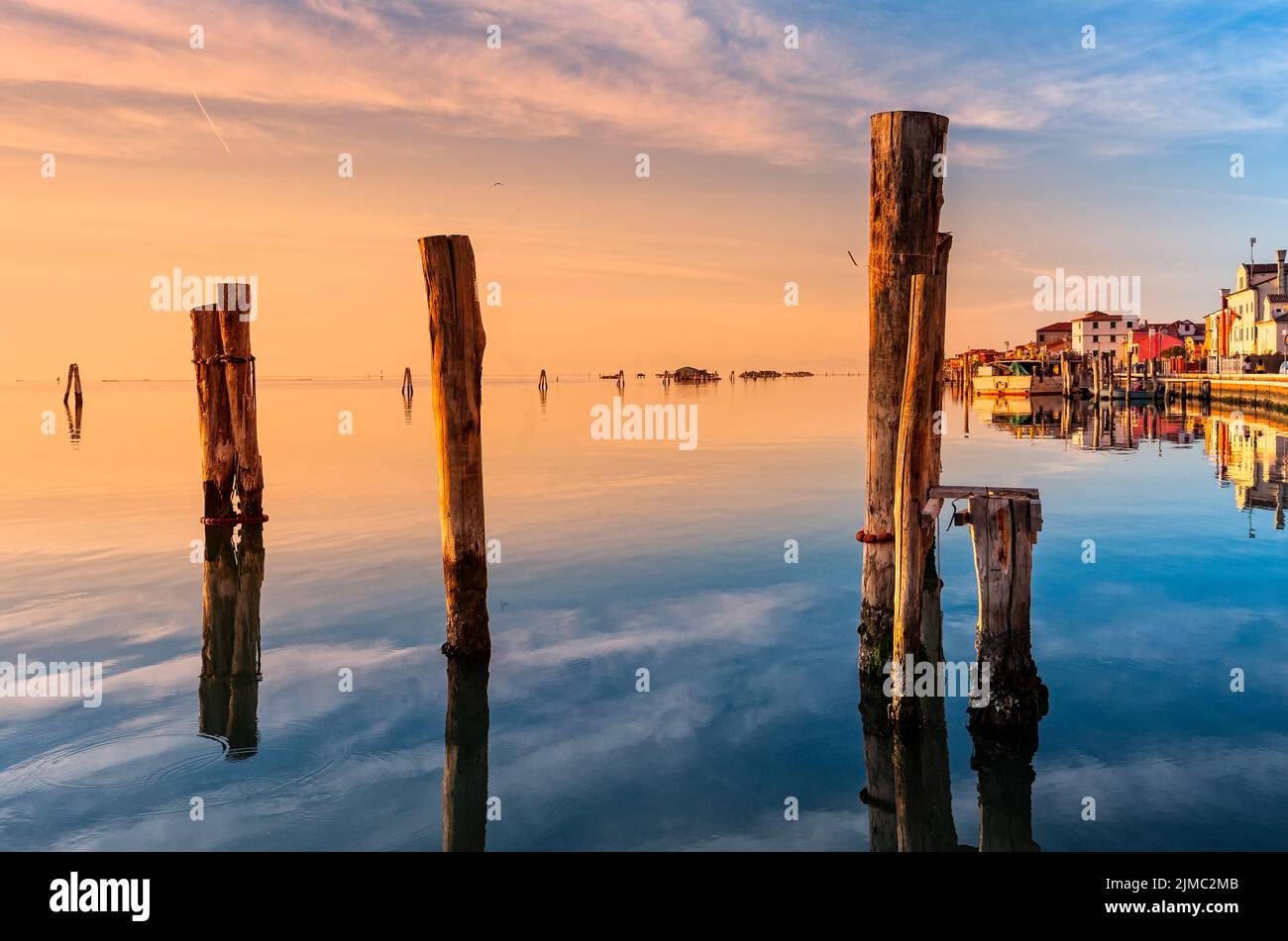 Romantico tramonto sulla laguna di Venezia. Isola di Pellestrina. Foto Stock