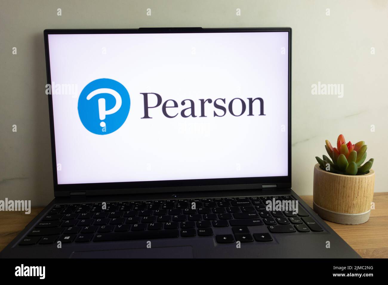 KONSKIE, POLONIA - 04 agosto 2022: Il logo della società britannica di editoria e formazione Pearson plc viene visualizzato sullo schermo del computer portatile Foto Stock