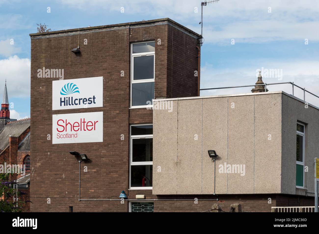 Cartelli per Hillcrest Homes Housing Association e Sheltere Scozia su un edificio a Dundee. Foto Stock