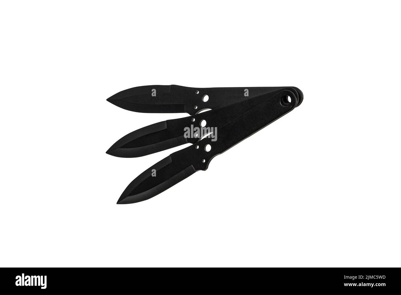 Coltello lanciatore con lama nera e manico. Armi silenziose di assassini e ninja. Isolare su sfondo bianco. Foto Stock