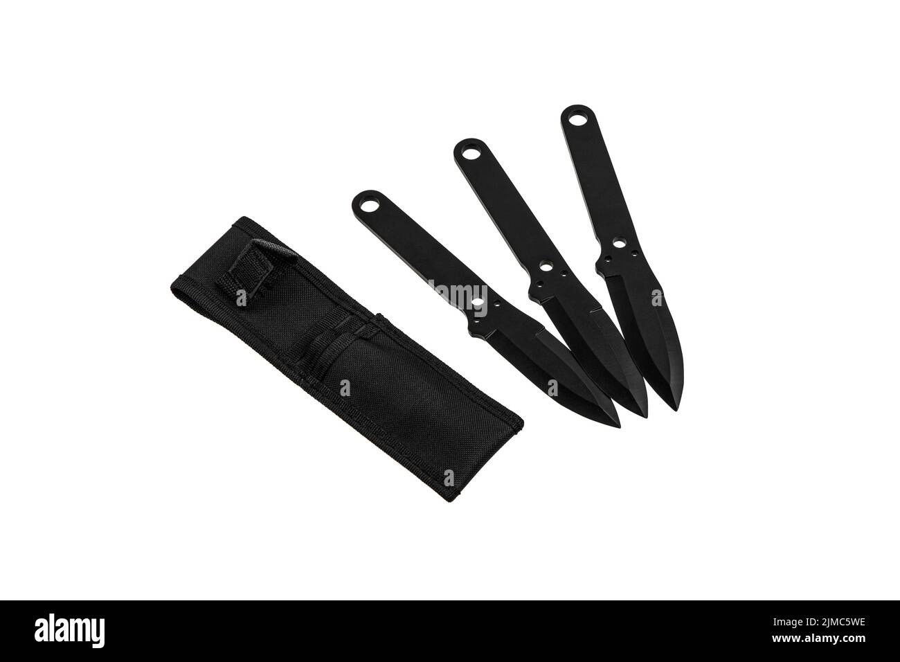 Coltello lanciatore con lama nera e manico. Armi silenziose di assassini e ninja. Isolare su sfondo bianco. Foto Stock