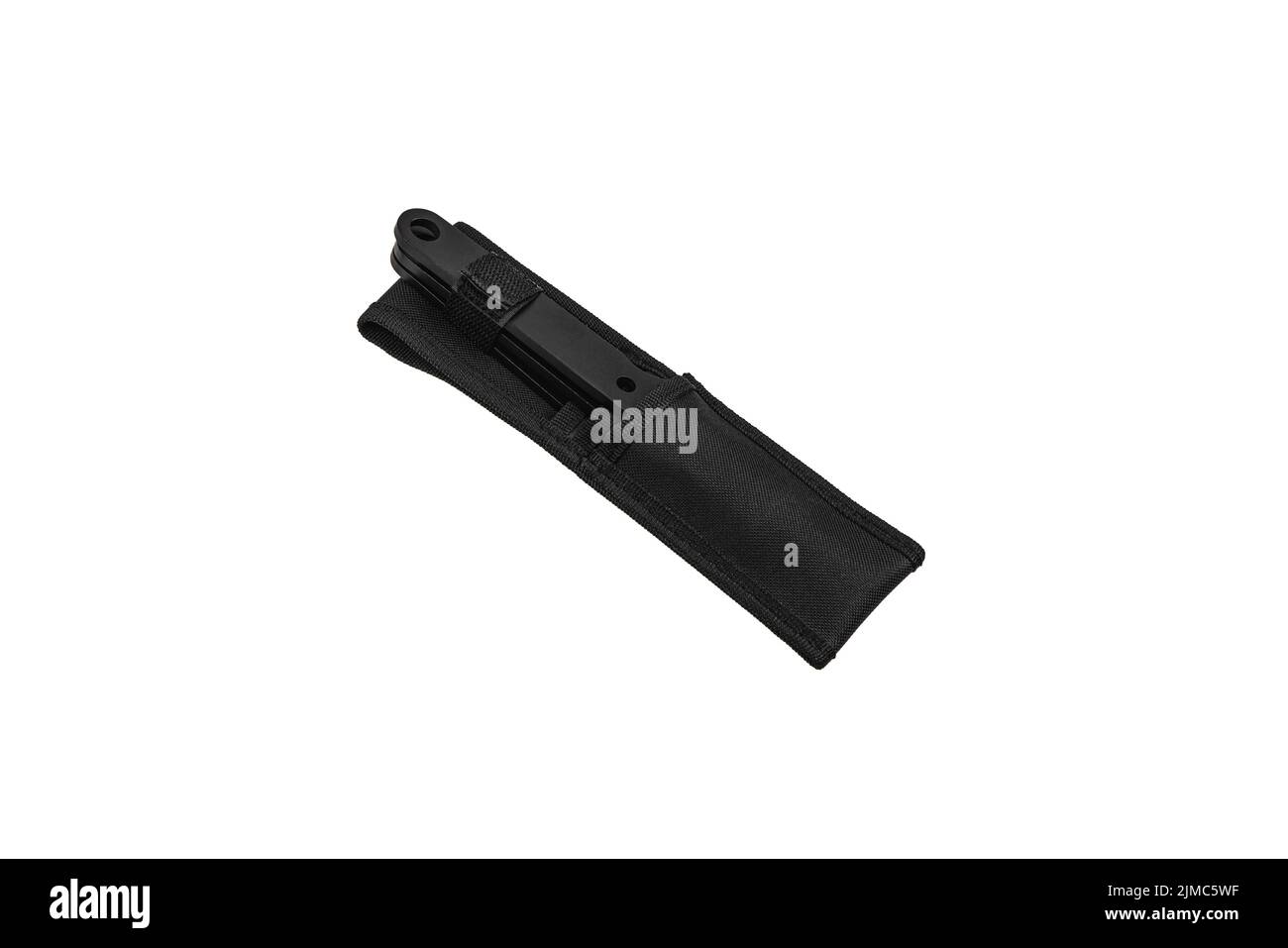 Coltello lanciatore con lama nera e manico. Armi silenziose di assassini e ninja. Isolare su sfondo bianco. Foto Stock