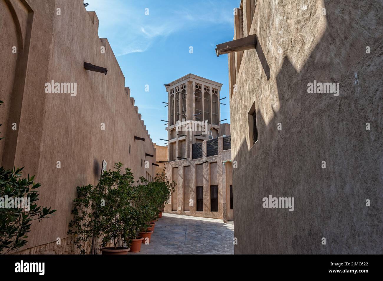 Vecchia Dubai con la classica torre eolica Foto Stock