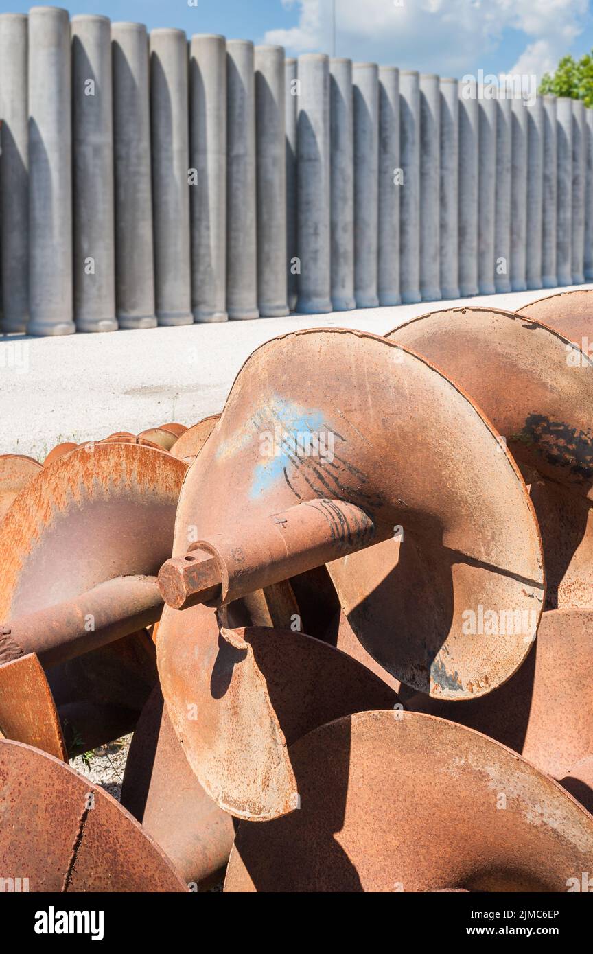Coclee per la posa di tubi nel terreno Foto Stock