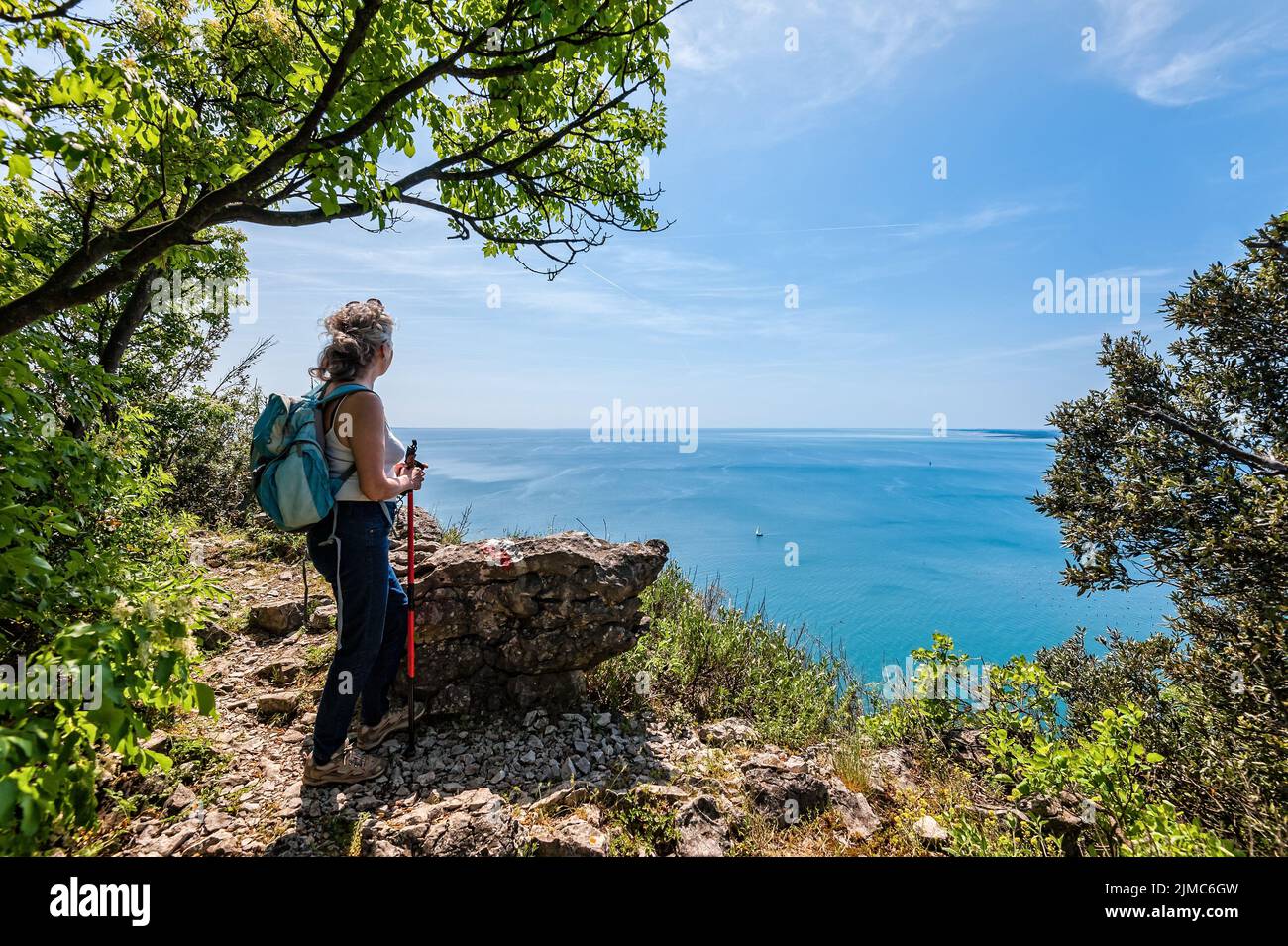 Coppia escursionista guardando il mare. Viaggi e stile di vita attivo concept. Foto Stock
