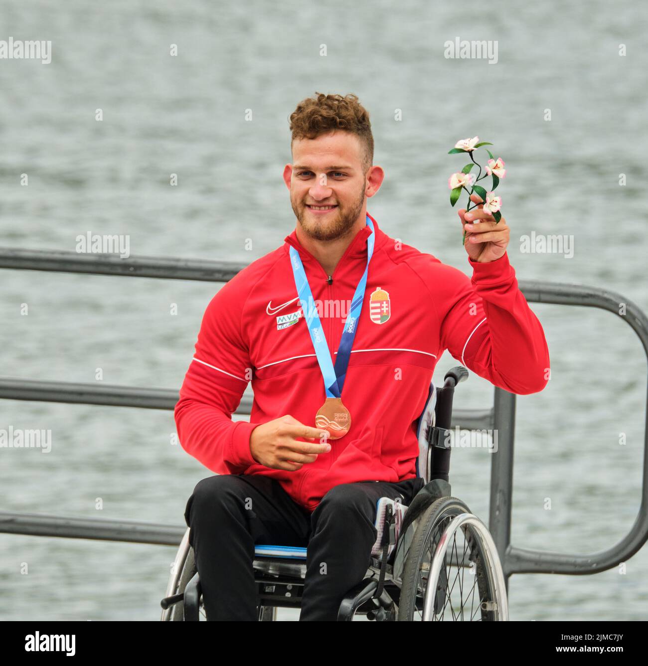 Il paracanoista campione del mondo nel KL1 200m Peter Kiss dall'Ungheria riceve la sua medaglia d'oro, a Canoe 22 in Canada Foto Stock