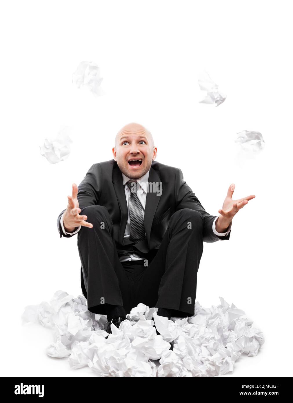 Arrabbiato uomo d'affari in depressione mano gettando crumpled documento di carta strappato Foto Stock