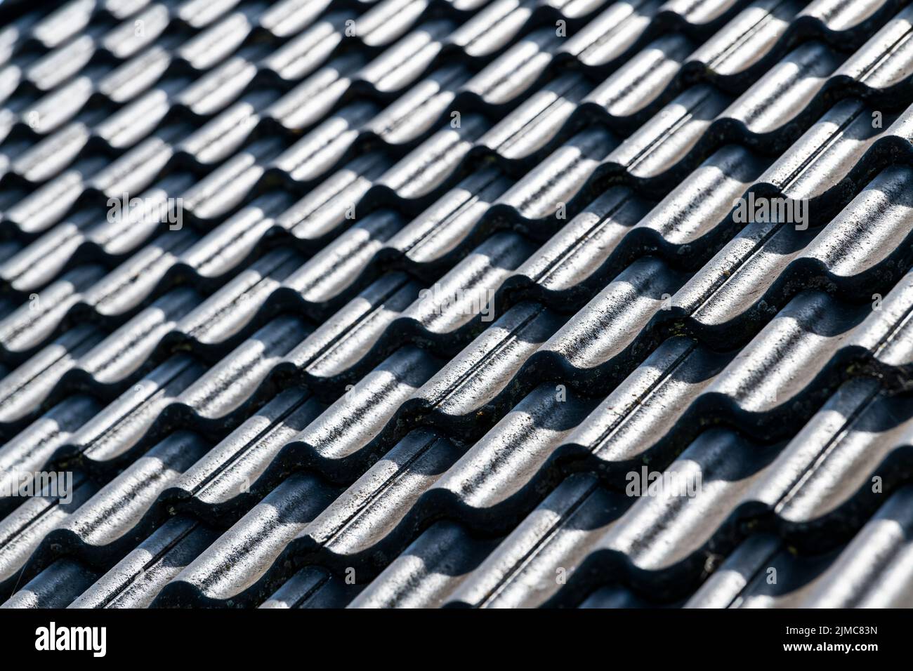 Tetto nero astratto con tegole in cemento Foto Stock