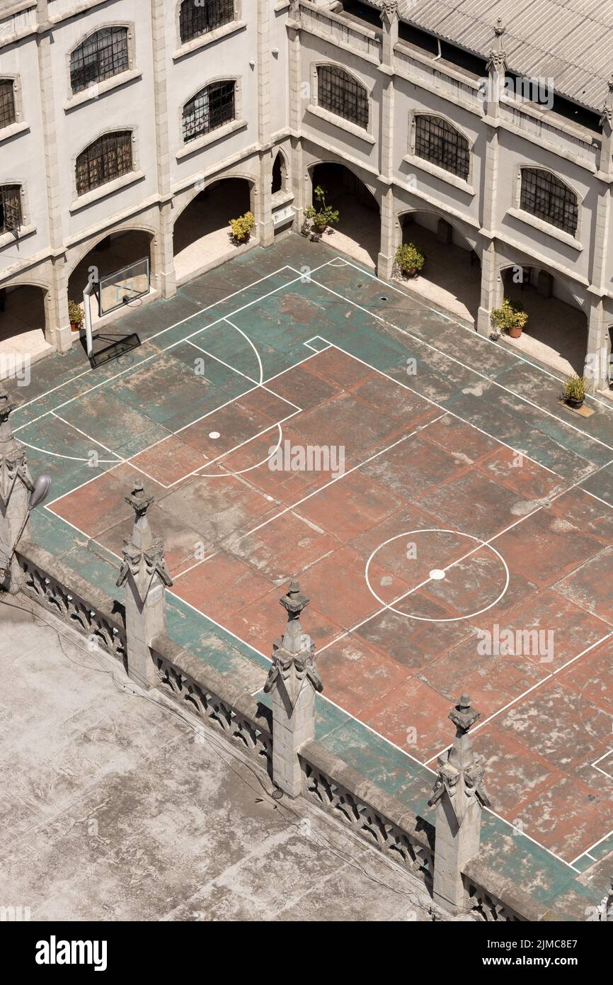 campi di pallacanestro e calcio all'interno di una scuola, architettura classica e decorazione, scena senza persone Foto Stock