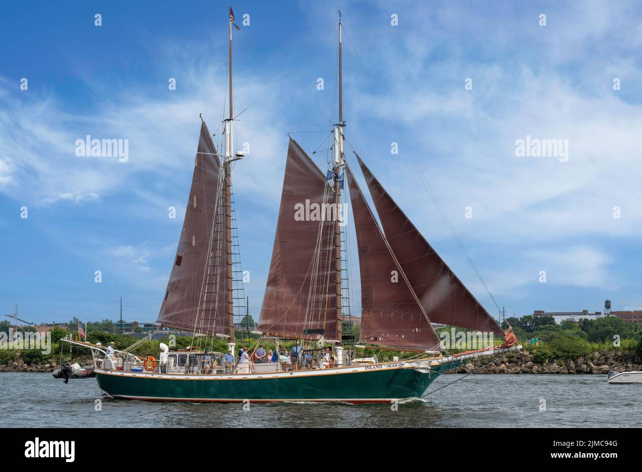 Tall Ship Inland Seas arriva a Cleveland, Ohio, USA durante il Tall Ships Festival, 7 luglio 2022. Foto Stock