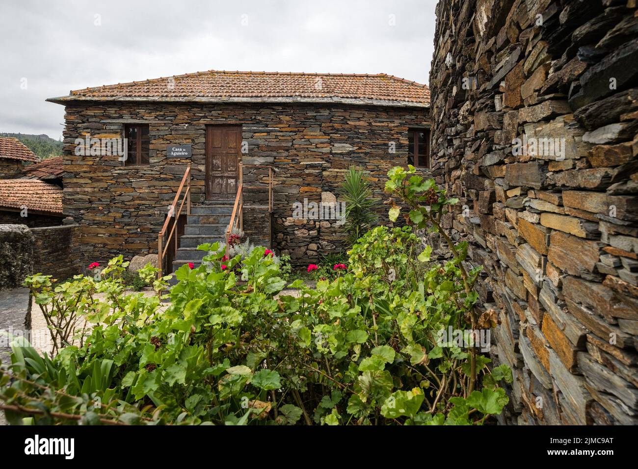 Penafiel, Portogallo - 29 Settembre 2019: Quintandona, un villaggio portoghese di singolare architettura e i suoi edifici in ardesia, granito e ardesia ston Foto Stock