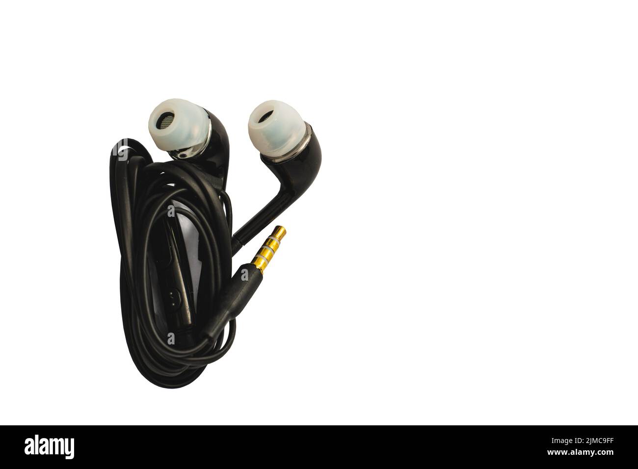 Vista dall'alto, auricolari rosa tenue su sfondo bianco. E spazio vuoto per il testo Foto Stock