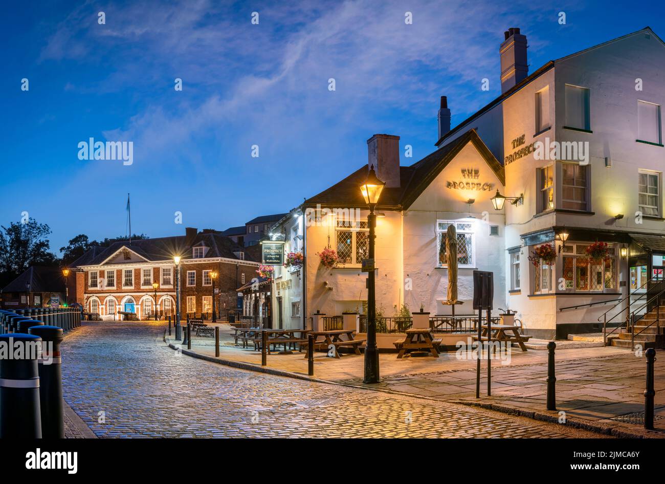 La storica Quayside di Exeter è una delle zone più attraenti della città. Un mix di storia affascinante, architettura interessante e pub vivaci e. Foto Stock