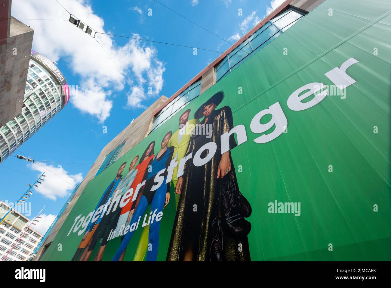 Poster di promozione su larga scala sul lato di un edificio di negozi, Bullring, Birmingham, UK 2022 Foto Stock